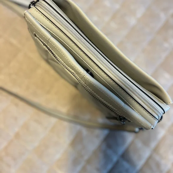 Vera Wang light gray crossbody - Picture 3 of 7